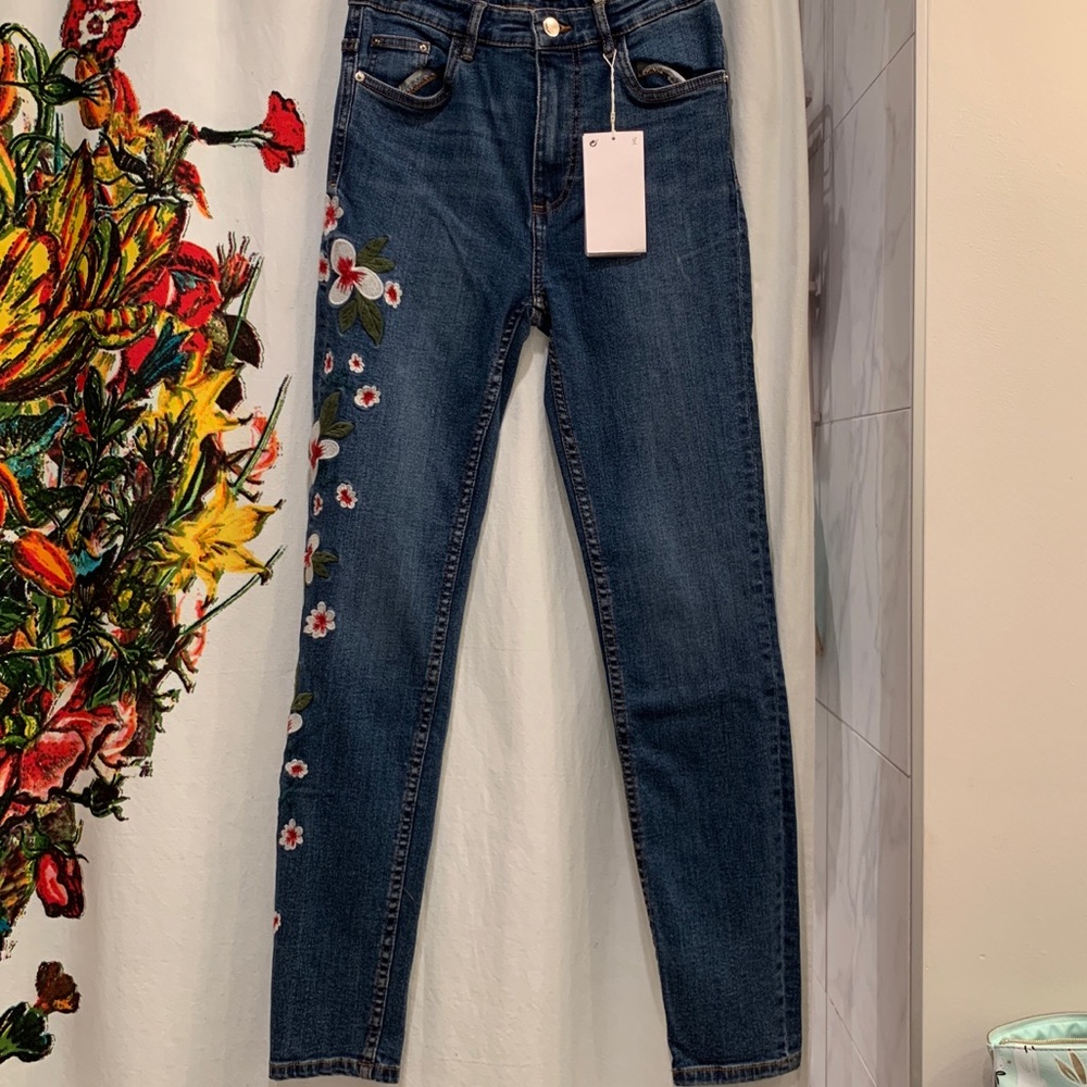 NWT Zara floral embroidered jeans
